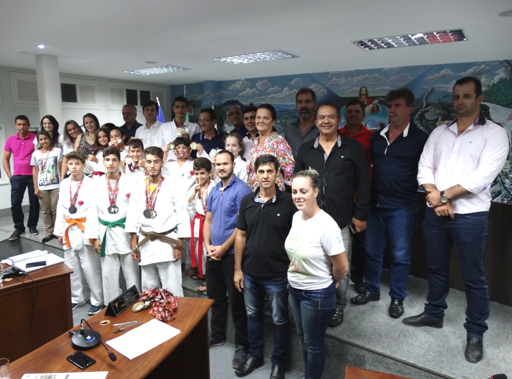 Karatê de Santa Teresa conquista 25 medalhas em Campeonato Estadual 