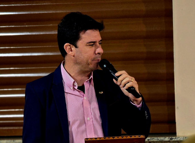Vereador Thiago Vicente Roldi toma posse durante a 21ª Sessão Ordinária da Câmara Municipal de Santa Teresa