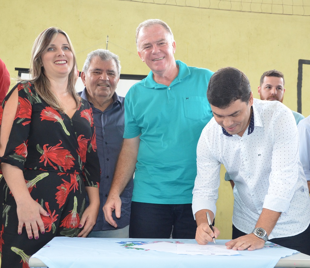 Presidente da Câmara junto à diretora da escola José Pinto Coelho, Marcela Cavati 