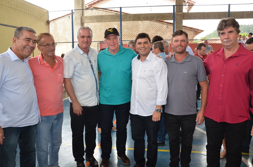 Os vereadores junto ao governador e ao secretário de Estado de Saneamento, Marcus Vicente