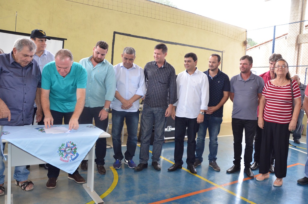 Governador Casagrande anuncia início de obras em Santa Teresa