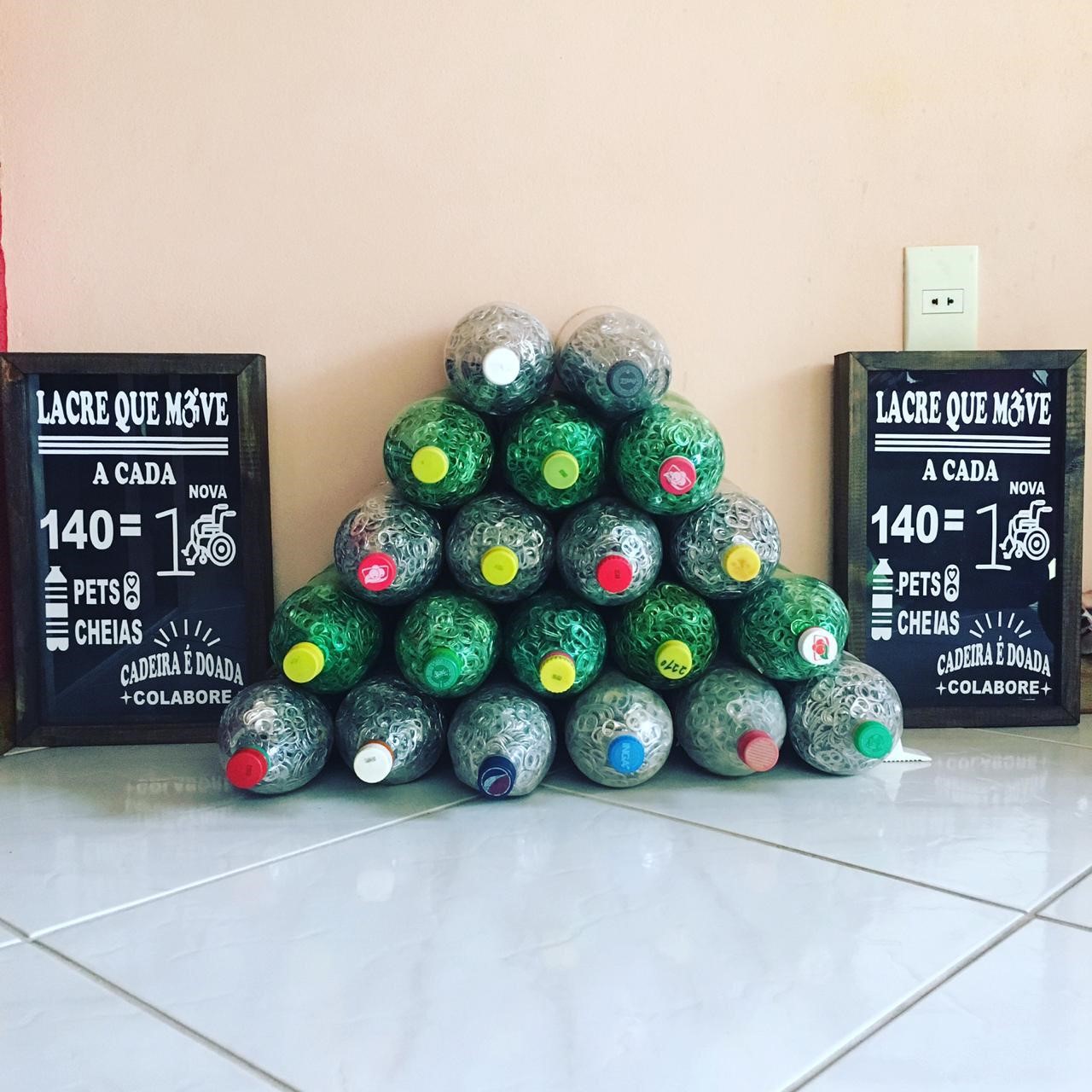 Foram arrecadados 404 pets de 2 litros de lacres revertendo em 3 cadeiras de rodas