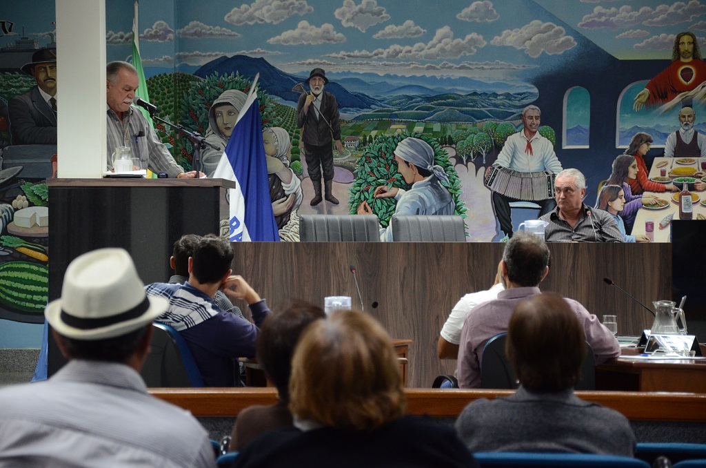 Presidente do Lions Club de Santa Teresa discursa na sessão desta terça (10)