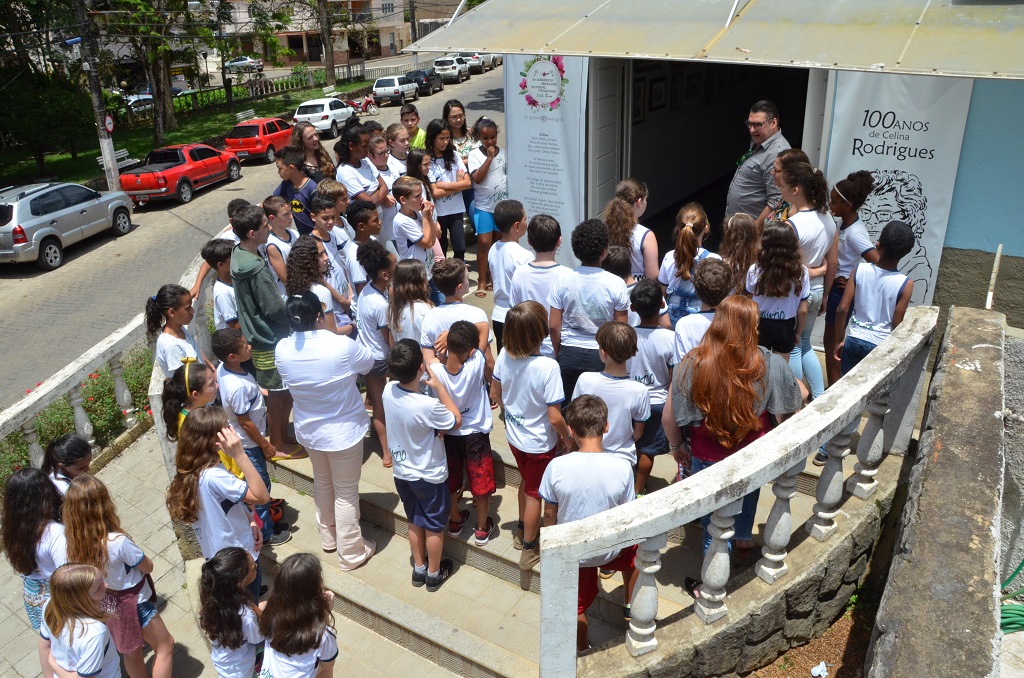 Alunos da Escola Ethevaldo Damazio visitam exposição da pintora Celina Rodrigues na Câmara