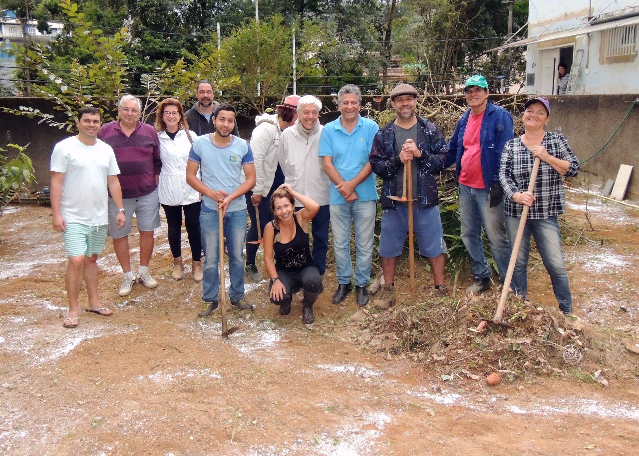 Limpeza do terreno para implementação de horta comunitária em Santa Teresa