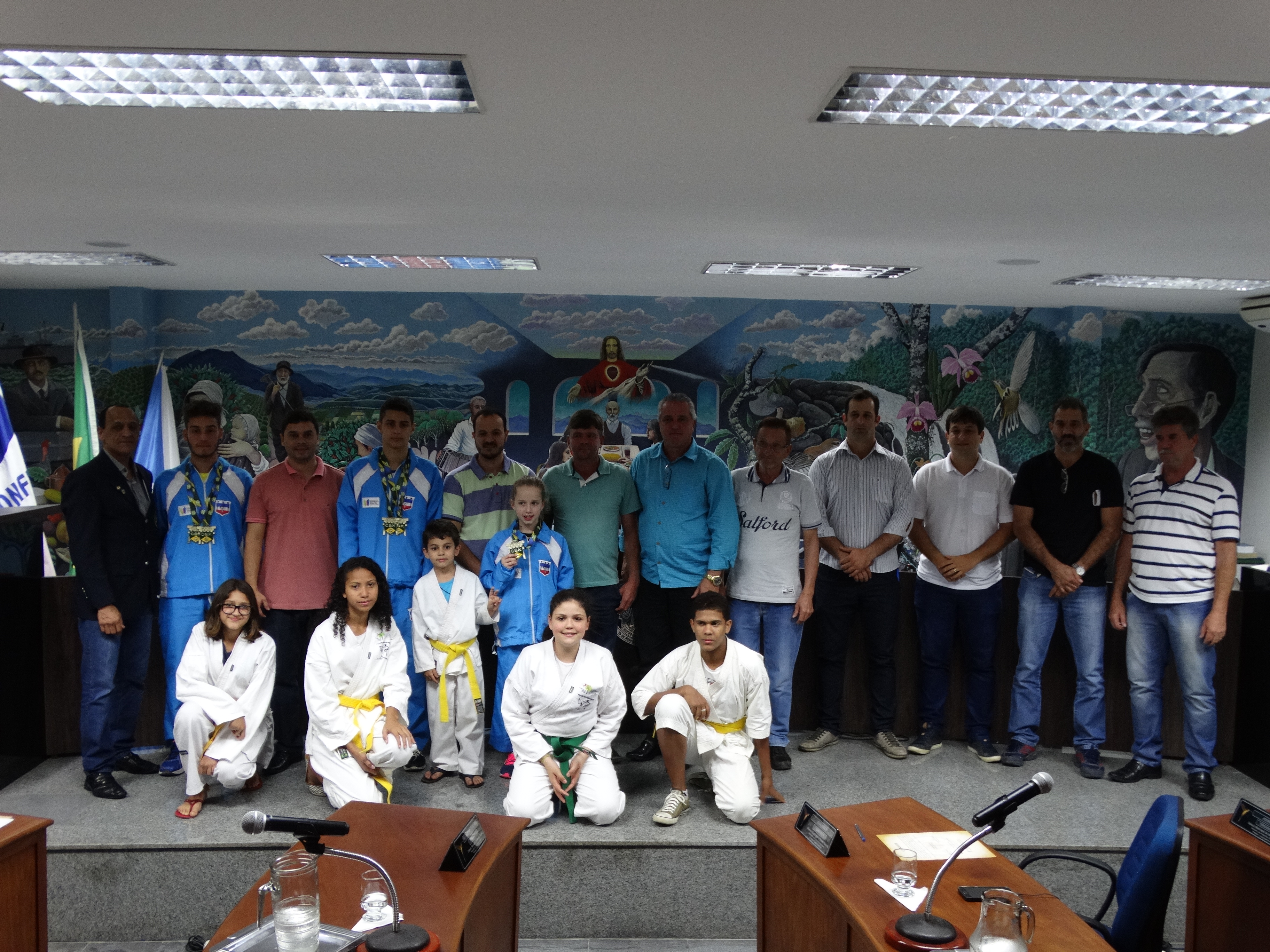 Vereadores ladeados dos atletas juniores de karatê de Santa Teresa                                      Foto: Leonardo Meira