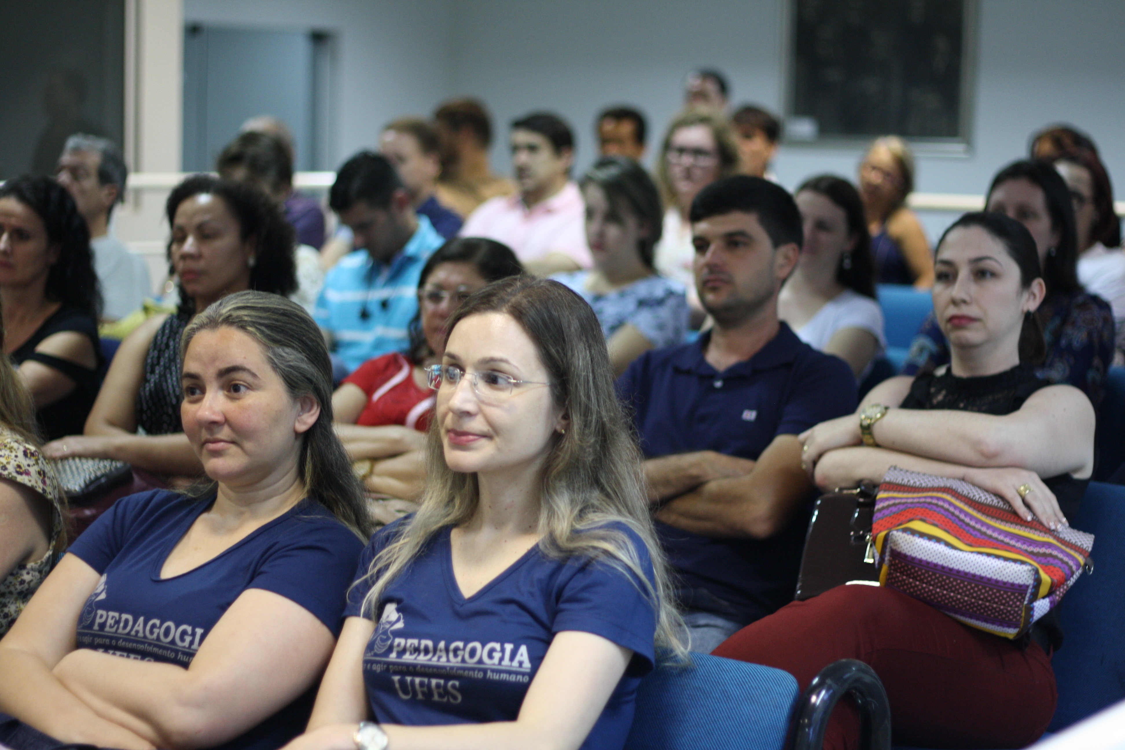 Professora fala sobre o dia da educação à distância na 38ª sessão