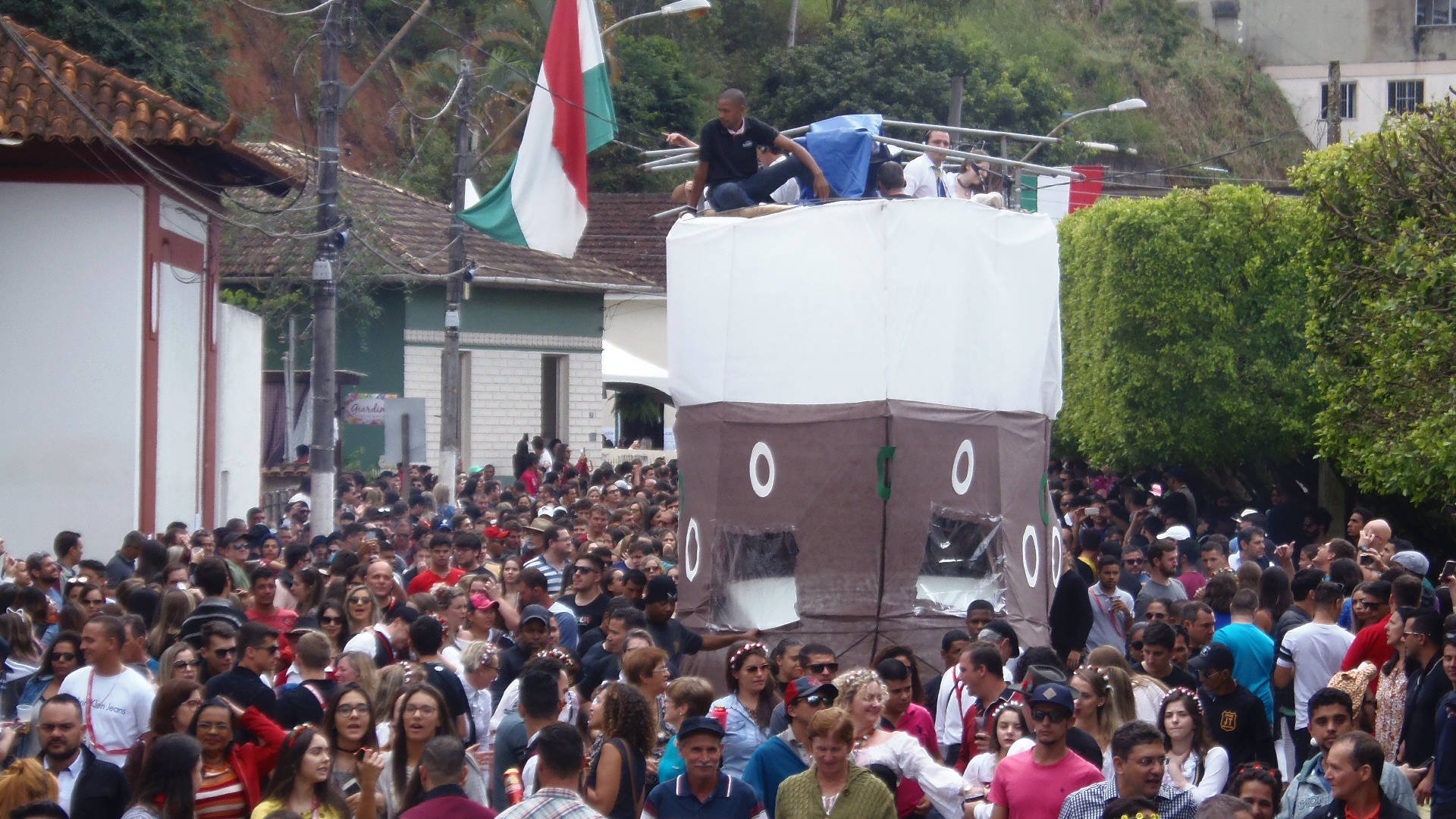 Público acompanha show após Carrettella