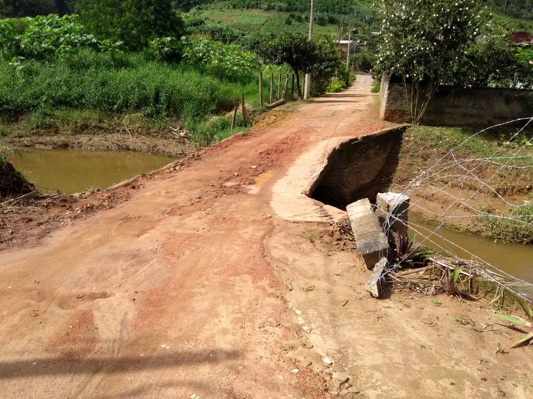 vista da ponte em péssimas condições, sem guarda-corpo com danos estruturais