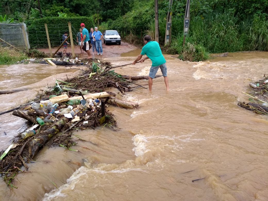 Com a chuva o local fica intransitável, trazendo transtornos aos moradores