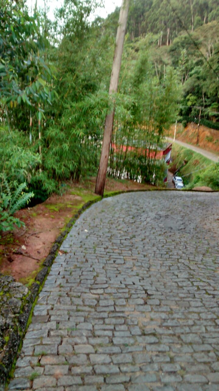 Descida da rua Pedro Gasparini - barranco à direita impede a visão dos motoristas