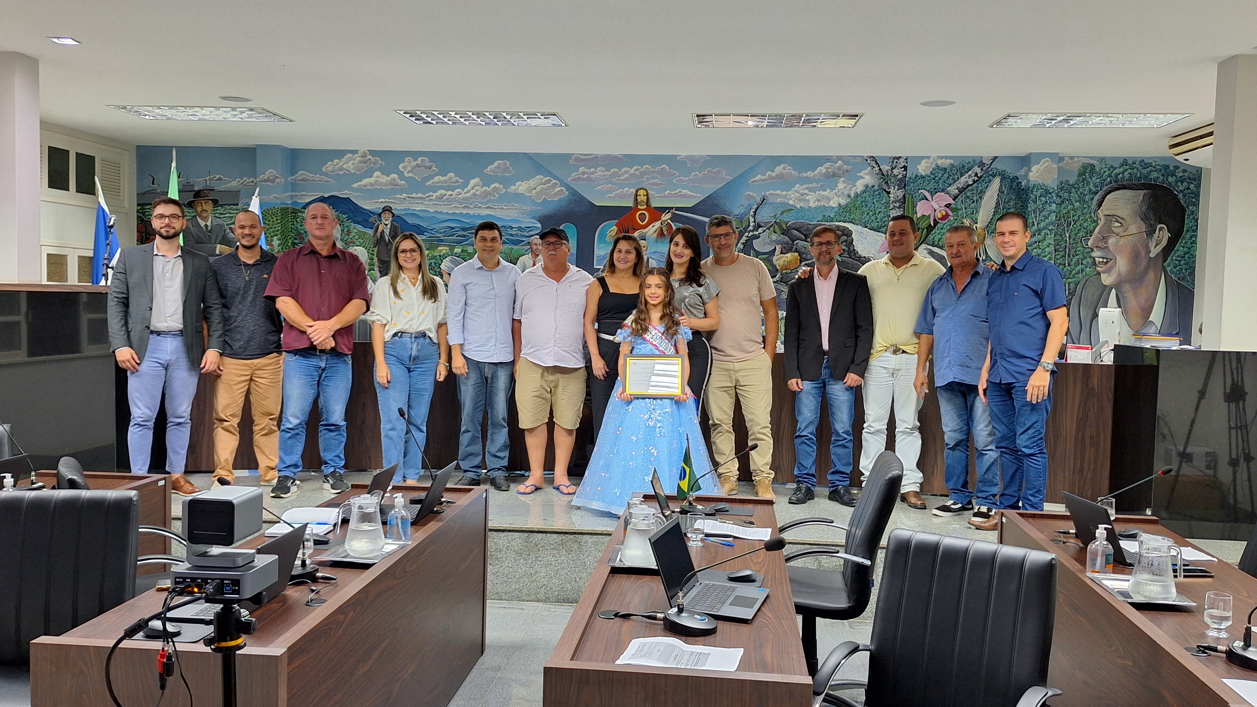 Miss Suri é homenageada durante a 1ª Sessão da Câmara de Santa Teresa